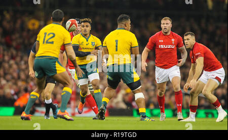 Fürstentum Stadium, Cardiff, UK. 10 Nov, 2018. Rugby Union, Herbst internationale Reihe, Wales gegen Australien; Wird Genia von Australien den Ball aus Credit: Aktion plus Sport/Alamy leben Nachrichten Stockfoto