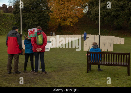 Cardiff, Großbritannien. 10. November 2018. Besucher und Rugby Unterstützer auf der Replik Commonwealth Kriegsgräber Kommission Friedhof an den Hof von Cardiff Castle installiert zu markieren, um den 100. Jahrestag des Waffenstillstandes vor Wales verse Australien Rugby Spiel im Fürstentum, das Stadion, das im Hintergrund zu sehen. Kredit Haydn Denman/Alamy leben Nachrichten Stockfoto