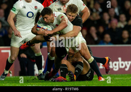Twickenham, London, UK. 10. November 2018. England's Ben Youngs und Neuseelands Jack gestorben sind während der Quilter Rugby Union International zwischen England und Neuseeland bei Twickenham Stadium. Credit: Paul Harding/Alamy Live Nachrichten Leitartikel nur verwenden Stockfoto
