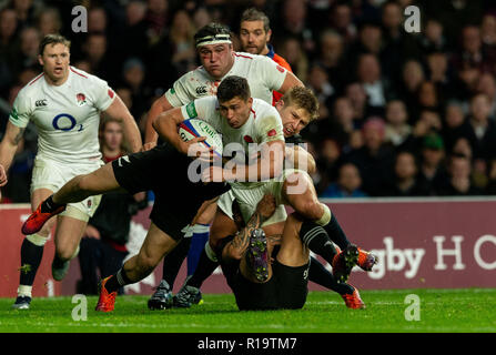 Twickenham, London, UK. 10. November 2018. England's Ben Youngs und Neuseelands Jack gestorben sind während der Quilter Rugby Union International zwischen England und Neuseeland bei Twickenham Stadium. Credit: Paul Harding/Alamy Live Nachrichten Leitartikel nur verwenden Stockfoto