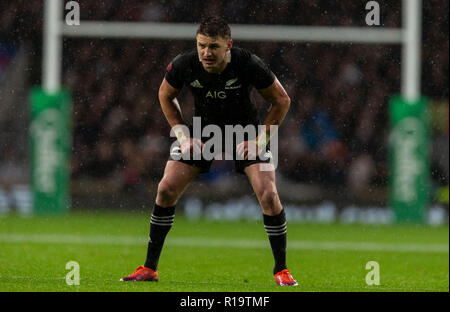 Twickenham, London, UK. 10. November 2018. Neuseelands Beauden Barrett während der Quilter Rugby Union International zwischen England und Neuseeland bei Twickenham Stadium. Credit: Paul Harding/Alamy Live Nachrichten Leitartikel nur verwenden Stockfoto