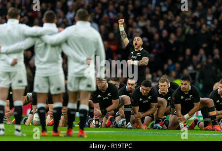 Twickenham, London, UK. 10. November 2018. Neuseelands TJ Perenara führt die Haka vor dem Quilter Rugby Union International zwischen England und Neuseeland bei Twickenham Stadium. Credit: Paul Harding/Alamy Live Nachrichten Leitartikel nur verwenden Stockfoto