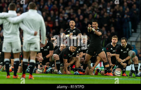Twickenham, London, UK. 10. November 2018. Neuseelands TJ Perenara führt die Haka vor dem Quilter Rugby Union International zwischen England und Neuseeland bei Twickenham Stadium. Credit: Paul Harding/Alamy Live Nachrichten Leitartikel nur verwenden Stockfoto