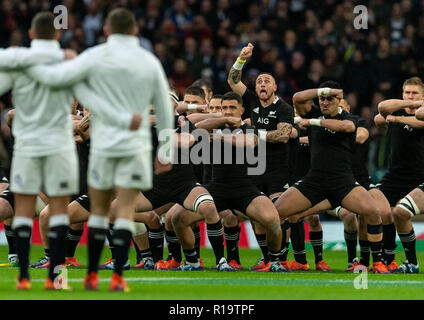 Twickenham, London, UK. 10. November 2018. Neuseelands TJ Perenara führt die Haka vor dem Quilter Rugby Union International zwischen England und Neuseeland bei Twickenham Stadium. Credit: Paul Harding/Alamy Live Nachrichten Leitartikel nur verwenden Stockfoto