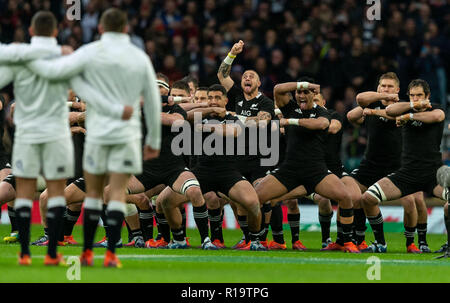 Twickenham, London, UK. 10. November 2018. Neuseelands TJ Perenara führt die Haka vor dem Quilter Rugby Union International zwischen England und Neuseeland bei Twickenham Stadium. Credit: Paul Harding/Alamy Live Nachrichten Leitartikel nur verwenden Stockfoto