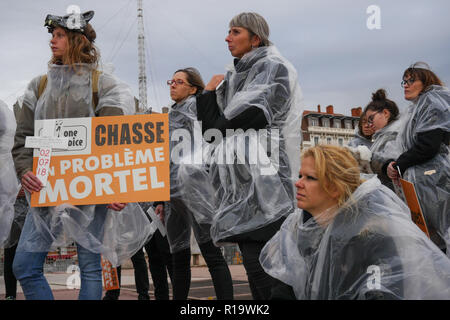 Lyon, Frankreich, 10. November 2018: Reaktion auf "die Wölfe' Stimme - auf Französisch: La voix Des Loups-Call, mehrere Hunderte von Tieren mit der rechten Verteidiger versammelten sich im Zentrum von Lyon (Zentral-ost-Frankreich) am 10. November 2018 eine Rallye statt gegen Wölfe jagen zu protestieren. 47 Wölfe wurden in Frankreich im Jahr 2018 geschossen, 47 militante tragen weiße Anzüge und Wolf Masken auf Platz Bellecour stand, hält ein Kreuz Lesen der Datum der Wolf töten, vor der Teilnahme an einem Marsch durch die Stadt. Foto: Serge Mouraret/Alamy leben Nachrichten Stockfoto