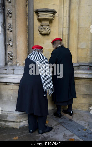 London, Vereinigtes Königreich. 10. November 2018. ältere Frauen aus der British Legion außerhalb der Westminster Abbey zum Gedenken an den 100. Jahrestag des Waffenstillstandes am Ende des Ersten Weltkriegs. London, England, UK. Credit: Julio Etchart zu ihrem/Alamy leben Nachrichten Stockfoto
