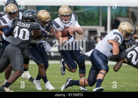 Orlando, FL, USA. 10 Nov, 2018. Navy Midshipmen Quarterback Zach Katrin (9) während der ersten Hälfte NCAA Football Spiel zwischen den Marinemidshipmen und die UCF Ritter bei Spectrum Stadion in Orlando, Fl. Romeo T Guzman/CSM/Alamy leben Nachrichten Stockfoto