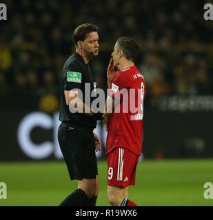 Dortmund, Deutschland. 10 Nov, 2018. firo: 10.11.2018, Fußball, 1.Bundesliga, Saison 2018/2019, BVB, Borussia Dortmund - FC Bayern Schiedsrichter GRAFE mit LEEWANDOWSKI | Verwendung der weltweiten Kredit: dpa/Alamy leben Nachrichten Stockfoto