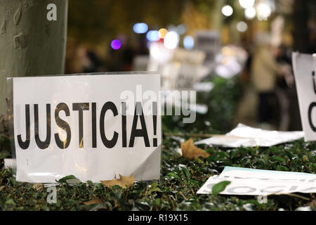 Madrid, Spanien. 10 Nov, 2018. Hunderte von Menschen haben vor dem Sitz des Obersten Gerichts versammelt, um gegen das Urteil, in dem festgestellt wird, dass die Hypothek zahlen die Steuern der Rechtsakte am 10.November in Madrid 2018 dokumentiert, Spanien Quelle: Jesús Hellin/Alamy Leben Nachrichten zu protestieren Stockfoto