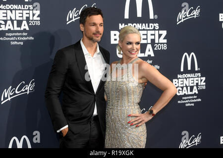 10. November 2018, Bayern, München: Florian David Fitz (l), Schauspieler und Daniela Katzenberger, Modell, die Benefiz-gala für das McDonald's Kinderhilfe Stiftung im Hotel Bayerischer Hof kommen. Foto: Tobias Hase/dpa Stockfoto