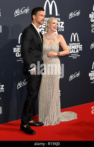 10. November 2018, Bayern, München: Florian David Fitz (l), Schauspieler und Daniela Katzenberger, Modell, die Benefiz-gala für das McDonald's Kinderhilfe Stiftung im Hotel Bayerischer Hof kommen. Foto: Tobias Hase/dpa Stockfoto