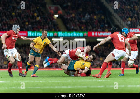 Cardiff, Wales, UK. 10 Nov, 2018. Australiens flyhalf, Bernie Foley ist von Hadley PArkes, der Waliser inneren Mitte in Angriff genommen. Credit: WALvAUS/Alamy leben Nachrichten Stockfoto