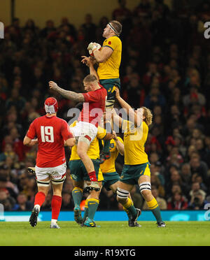 Fürstentum Stadium, Cardiff, UK. 10 Nov, 2018. Rugby Union, Herbst internationale Reihe, Wales gegen Australien; Izack Rodda von Australien nimmt den Kredit neu: Aktion plus Sport/Alamy leben Nachrichten Stockfoto