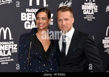 10. November 2018, Bayern, München: Oliver Pocher, Comedian und Amira Aly, Modell, kommen Sie in die Benefiz-gala für das McDonald's Kinderhilfe Stiftung im Hotel Bayerischer Hof. Foto: Tobias Hase/dpa Stockfoto