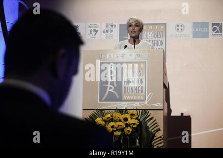 Athen, Griechenland. 9 Nov, 2018. Ein Journalist gesehen die besten Läufer für 2018, bei der die Ziele am besten Runner Award Gala. Credit: Giorgos Zachos/SOPA Images/ZUMA Draht/Alamy leben Nachrichten Stockfoto
