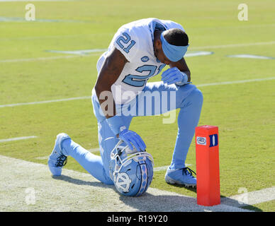 Durham, North Carolina, USA. 10 Nov, 2018. UNC-wide receiver DYAMI BRAUN (21) Gebet vor Beginn der UNC Tar Heels vs Duke Blue Devils Football Game am 10. November 2018 Wallace Wade Stadium in Durham, NC. Credit: Ed Clemente/ZUMA Draht/Alamy leben Nachrichten Stockfoto