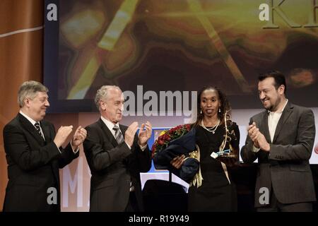 Athen, Griechenland. 9 Nov, 2018. Besten Läufer der Frauen für 2018 Gladys Cherono (Mitte) an die besten Läufer Award Gala gesehen. Credit: Giorgos Zachos/SOPA Images/ZUMA Draht/Alamy leben Nachrichten Stockfoto