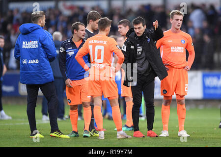 Meppen, Deutschland. 10 Nov, 2018. Christian Eichner (KSC-Co Trainer, 2. von rechts), der nach dem Spiel im Gespräch mit den Spielern: von links nach rechts Anton Fink (KSC), Marvin Wanitzek (KSC), Alexander Groiss (KSC). GES/fussball/3. Liga: SV Meppen - Karlsruher SC, 10.11.2018 Fußball: 3. Liga: SV Meppen gegen den Karlsruher SC, Meppen, 10. November 2018 | Verwendung der weltweiten Kredit: dpa/Alamy leben Nachrichten Stockfoto