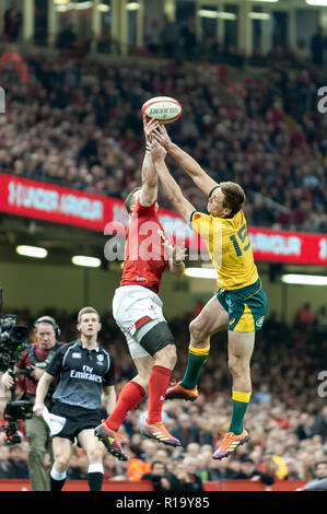 Cardiff, Wales, UK. 10 Nov, 2018. Australische Verteidiger, Dane Haylett-Petty und Wales' George North konkurrieren für einen hohen Ball. Credit: WALvAUS/Alamy leben Nachrichten Stockfoto