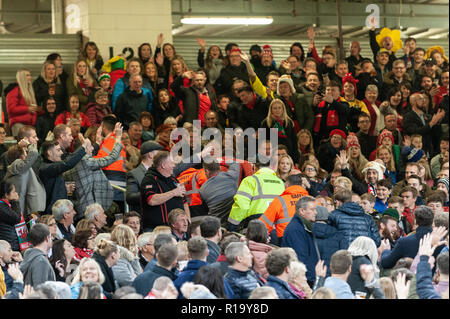Cardiff, Wales, UK. 10 Nov, 2018. Die Menge jubelt auf als Störenfried aus dem Stadion gebündelt wird. Credit: WALvAUS/Alamy leben Nachrichten Stockfoto