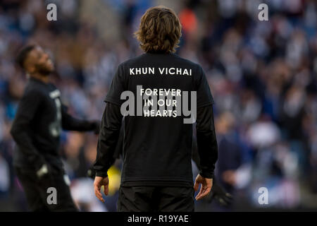 Leicester, Großbritannien. 10 Nov, 2018. Caglar Soyuncu von Leicester City tragen ein Tribut shirt Im warm up vor dem Premier League Match zwischen Leicester City und Burnley für die King Power Stadion, Leicester, England am 10. November 2018. Foto von Matthew Buchan. Nur die redaktionelle Nutzung, eine Lizenz für die gewerbliche Nutzung erforderlich. Keine Verwendung in Wetten, Spiele oder einer einzelnen Verein/Liga/player Publikationen. Credit: UK Sport Pics Ltd/Alamy leben Nachrichten Stockfoto