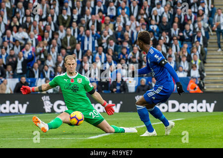 Leicester, Großbritannien. 10 Nov, 2018. Joe Hart von Burnley macht durch seine Beine in der Premier League Match zwischen Leicester City und Burnley für die King Power Stadion, Leicester, England am 10. November 2018 speichern. Foto von Matthew Buchan. Nur die redaktionelle Nutzung, eine Lizenz für die gewerbliche Nutzung erforderlich. Keine Verwendung in Wetten, Spiele oder einer einzelnen Verein/Liga/player Publikationen. Credit: UK Sport Pics Ltd/Alamy leben Nachrichten Stockfoto