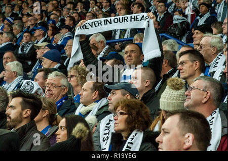 Leicester, Großbritannien. 10 Nov, 2018. Leicester City Fans zahlen ihren Respekt für den Vorsitzenden, die bei einem Hubschrauberabsturz zusammen mit vier anderen vor zwei Wochen beim Premier League Spiel zwischen Leicester City und Burnley für die King Power Stadion, Leicester, England am 10. November 2018 starb. Foto von Matthew Buchan. Nur die redaktionelle Nutzung, eine Lizenz für die gewerbliche Nutzung erforderlich. Keine Verwendung in Wetten, Spiele oder einer einzelnen Verein/Liga/player Publikationen. Credit: UK Sport Pics Ltd/Alamy leben Nachrichten Stockfoto