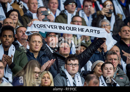 Leicester, Großbritannien. 10 Nov, 2018. Ein Tränenreiches Leicester Lüfter hält seinen Schal in den 2 Minuten Stille vor dem Premier League Match zwischen Leicester City und Burnley für die King Power Stadion, Leicester, England am 10. November 2018. Foto von Matthew Buchan. Nur die redaktionelle Nutzung, eine Lizenz für die gewerbliche Nutzung erforderlich. Keine Verwendung in Wetten, Spiele oder einer einzelnen Verein/Liga/player Publikationen. Credit: UK Sport Pics Ltd/Alamy leben Nachrichten Stockfoto