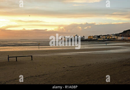 Weston-super-Mare, Großbritannien. 10. November 2018. UK Wetter: Nach einem nassen Morgen von einem Trockner Nachmittag folgte, die Wolken brechen, während die Sonne untergeht. Keith Ramsey/Alamy leben Nachrichten Stockfoto