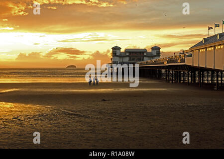 Weston-super-Mare, Großbritannien. 10. November 2018. UK Wetter: Nach einem nassen Morgen von einem Trockner Nachmittag folgte, die Wolken brechen, während die Sonne untergeht. Keith Ramsey/Alamy leben Nachrichten Stockfoto