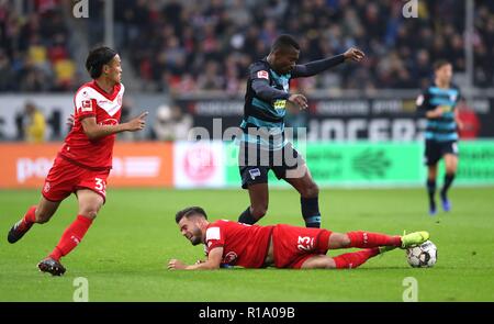 Düsseldorf Düsseldorf, Deutschland. 10 Nov, 2018. firo: 10.11.2018 Fußball, Fußball: 1. Bundesliga, Saison 2018/2019 Fortuna Düsseldorf Düsseldorf - Hertha BSC Berlin Duelle, Duell, Fortuna Niko Giesselmann, Fortuna Takashi Usami, Hertha Salomon Kalou, | Nutzung der weltweiten Kredit: dpa/Alamy leben Nachrichten Stockfoto