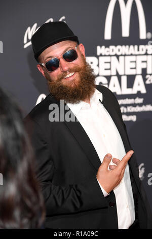 10. November 2018, Bayern, München: Mc Fitti, Sänger, der benefizgala zugunsten der McDonald's Kinderhilfe-Stiftung im Hotel Bayerischer Hof. Foto: Tobias Hase/dpa Stockfoto