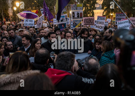 Madrid, Spanien. 10 Nov, 2018. Linke Partei Podemos leader Pablo Iglesias (M) und Izquierda Unida leader Alberto Garzon (L) während eines Protestes vor dem Obersten Gerichtshof gegen Hypothek steuern. Der oberste Gerichtshof ein Gericht entscheidet, dass Clients anstelle der Banken die Steuer zahlen zu widerrufen. In Madrid, Spanien. Credit: Marcos del Mazo/Alamy leben Nachrichten Stockfoto