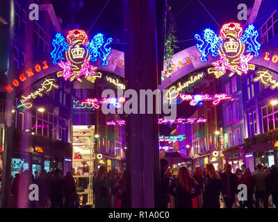 Carnaby Street. London. Großbritannien - 10 Nov 2018 - Carnaby Street Weihnachtsbeleuchtung und Dekoration auf einem nassen Abend. Credit: Dinendra Haria/Alamy leben Nachrichten Stockfoto