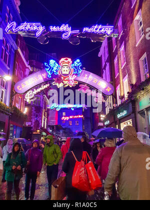 Carnaby Street. London. Großbritannien - 10 Nov 2018 - Carnaby Street Weihnachtsbeleuchtung und Dekoration auf einem nassen Abend. Credit: Dinendra Haria/Alamy leben Nachrichten Stockfoto