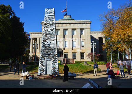 Raleigh, North Carolina/USA, 10. November 2018: Die reisen Schwerter zu Pflugscharen Memorial ist außerhalb des historischen Raleigh North Carolina statehouse für Veteranen Tag errichtet. Die Besucher sind eingeladen, ihre eigenen persönlichen Aussagen zu der Gedenkstätte auf, wie ihr Leben durch den Krieg betroffen sind. Das Denkmal entstand im Jahr 2014 - anlässlich des 100jährigen Bestehens der Beginn des Ersten Weltkrieges und soll allen Menschen, die von Krieg, unabhängig von Rasse, Religion oder Nationalität beeinflusst zu ehren. Credit: D Gast Smith/Alamy leben Nachrichten Stockfoto