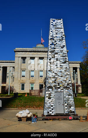 Raleigh, North Carolina/USA, 10. November 2018: Die reisen Schwerter zu Pflugscharen Memorial ist außerhalb des historischen Raleigh North Carolina statehouse für Veteranen Tag errichtet. Die Besucher sind eingeladen, ihre eigenen persönlichen Aussagen zu der Gedenkstätte auf, wie ihr Leben durch den Krieg betroffen sind. Das Denkmal entstand im Jahr 2014 - anlässlich des 100jährigen Bestehens der Beginn des Ersten Weltkrieges und soll allen Menschen, die von Krieg, unabhängig von Rasse, Religion oder Nationalität beeinflusst zu ehren. Credit: D Gast Smith/Alamy leben Nachrichten Stockfoto