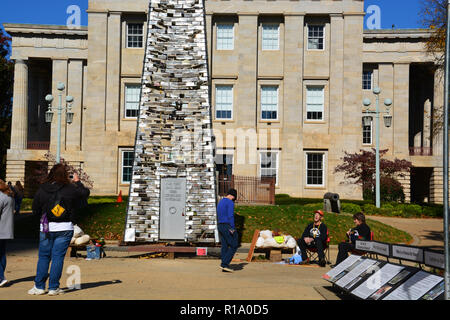 Raleigh, North Carolina/USA, 10. November 2018: Die reisen Schwerter zu Pflugscharen Memorial ist außerhalb des historischen Raleigh North Carolina statehouse für Veteranen Tag errichtet. Die Besucher sind eingeladen, ihre eigenen persönlichen Aussagen zu der Gedenkstätte auf, wie ihr Leben durch den Krieg betroffen sind. Das Denkmal entstand im Jahr 2014 - anlässlich des 100jährigen Bestehens der Beginn des Ersten Weltkrieges und soll allen Menschen, die von Krieg, unabhängig von Rasse, Religion oder Nationalität beeinflusst zu ehren. Credit: D Gast Smith/Alamy leben Nachrichten Stockfoto