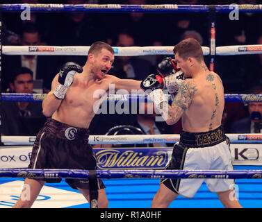 Arena in Manchester, Manchester, UK. 10 Nov, 2018. Boxen, WBC, WBA, WBO und IBF und Ring Magazin Welt Cruiserweight Kampf, Oleksandr Usyk versus Tony Bellew; Scotty Cardle Fänge Ricky brennt mit einer linken Punch während Ihrer undercard bout Credit: Aktion plus Sport/Alamy leben Nachrichten Stockfoto