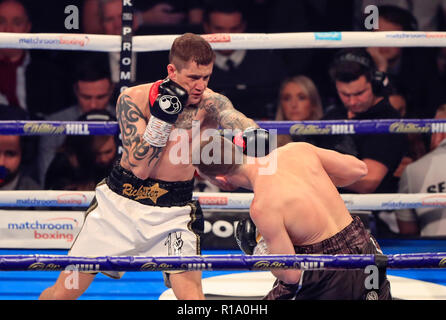 Arena in Manchester, Manchester, UK. 10 Nov, 2018. Boxen, WBC, WBA, WBO und IBF und Ring Magazin Welt Cruiserweight Kampf, Oleksandr Usyk versus Tony Bellew; Ricky Verbrennungen wirft einen Linkshänder auf Scotty Cardle während Ihrer undercard bout Credit: Aktion plus Sport/Alamy leben Nachrichten Stockfoto