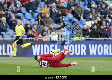 Getafe, Madrid, Spanien. 10 Nov, 2018. Von Getafe CF Amath Ndiaye und Valencia CF Norberto Murara' Neto' in Aktion während der La Liga Match zwischen Getafe CF und Valencia CF Coliseum Alfonso Perez in Getafe, Spanien gesehen. Credit: LEGAN S. Mace/SOPA Images/ZUMA Draht/Alamy leben Nachrichten Stockfoto