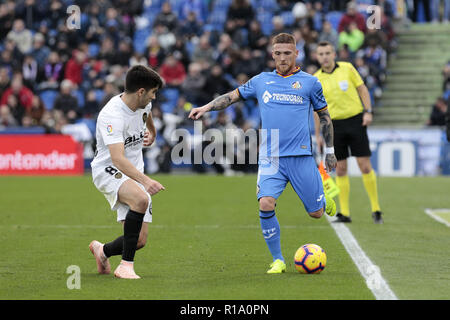 Getafe, Madrid, Spanien. 10 Nov, 2018. Von Getafe CF Vitorino Antunes und Valencia CF Carlos Soler in Aktion während der La Liga Match zwischen Getafe CF und Valencia CF Coliseum Alfonso Perez in Getafe, Spanien gesehen. Credit: LEGAN S. Mace/SOPA Images/ZUMA Draht/Alamy leben Nachrichten Stockfoto