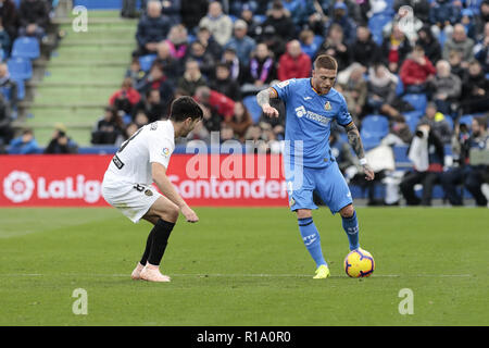 Getafe, Madrid, Spanien. 10 Nov, 2018. Von Getafe CF Vitorino Antunes und Valencia CF Carlos Soler in Aktion während der La Liga Match zwischen Getafe CF und Valencia CF Coliseum Alfonso Perez in Getafe, Spanien gesehen. Credit: LEGAN S. Mace/SOPA Images/ZUMA Draht/Alamy leben Nachrichten Stockfoto