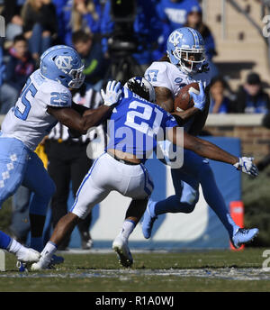 Durham, North Carolina, USA. 10 Nov, 2018. ANTHONY RATLIFF - Williams (17) von UNC trägt den Ball gegen MATAEO DURANT (21) des Herzogs. Die Duke Blue Devils spielte die North Carolina Tar Heels in einem Fußballspiel, die auf dem Feld bei Brooks Wallace Wade Stadium in Durham, N.C. am Samstag, 10. November 2018 stattfand. Credit: Fabian Radulescu/ZUMA Draht/Alamy leben Nachrichten Stockfoto