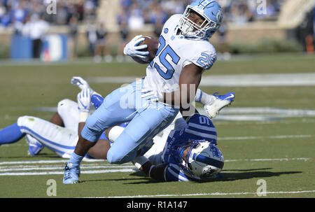 Durham, North Carolina, USA. 10 Nov, 2018. JAVONTE WILLIAMS (25) der UNC ist die von MARQUIS GEWÄSSERN (10) des Herzogs gebracht. Die Duke Blue Devils spielte die North Carolina Tar Heels in einem Fußballspiel, die auf dem Feld bei Brooks Wallace Wade Stadium in Durham, N.C. am Samstag, 10. November 2018 stattfand. Credit: Fabian Radulescu/ZUMA Draht/Alamy leben Nachrichten Stockfoto