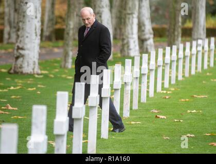 Belleau Wood, Frankreich. 10 Nov, 2018. Us-Stabschef im Weißen Haus John Kelly Spaziergänge rund um die Beerdigung Markierungen von US-Soldaten getötet im Ersten Weltkrieg während einer Zeremonie an der Aisne-Marne amerikanischen Friedhof, den 10. November 2018 im Belleau, Frankreich. Präsident Donald Trump wurde festgelegt, die Zeremonie zu sorgen, aber wegen schlechtem Wetter abgesagt. Credit: Planetpix/Alamy leben Nachrichten Stockfoto