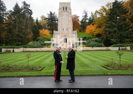 Belleau Wood, Frankreich. 10 Nov, 2018. Us-Generalstabschefs Vorsitzender Gen. Joseph Dunford, Links, und Stabschef im Weißen Haus John Kelly an einer Zeremonie an der Aisne-Marne Amerikanischen Friedhof in der Nähe des Ersten Weltkriegs Battle Ground von Belleau Wood 10. November 2018 im Belleau, Frankreich. Präsident Donald Trump wurde festgelegt, die Zeremonie zu sorgen, aber wegen schlechtem Wetter abgesagt. Credit: Planetpix/Alamy leben Nachrichten Stockfoto