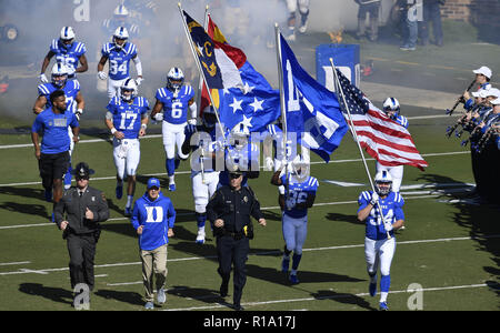 Durham, North Carolina, USA. 10 Nov, 2018. Herzog ins Feld. Die Duke Blue Devils spielte die North Carolina Tar Heels in einem Fußballspiel, die auf dem Feld bei Brooks Wallace Wade Stadium in Durham, N.C. am Samstag, 10. November 2018 stattfand. Credit: Fabian Radulescu/ZUMA Draht/Alamy leben Nachrichten Stockfoto