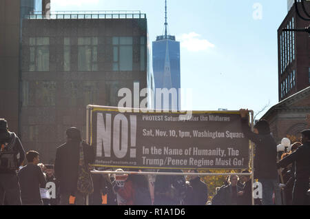 Manhattan, New York, USA. 10 Nov, 2018. Die demonstranten gesehen Holding ein anti-Trump banner während der Demonstration. Hunderte von Demonstranten am Washington Square Park in Manhattan gesammelt zu fordern Präsident Trumpf und Vice President der Peterspfennig Austritt während Trumpf/Pence Regime zu protestieren. Credit: Ryan Rahman/SOPA Images/ZUMA Draht/Alamy leben Nachrichten Stockfoto